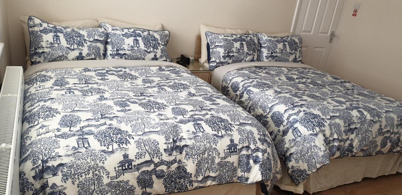 Luxury 3 Bedroom Flat 1min Walk From Underground, With Free Parking Sleeps X10 * Londra