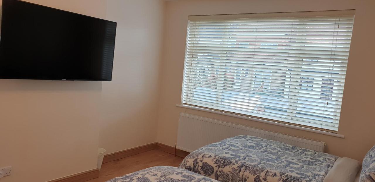 Luxury 3 Bedroom Flat 1min Walk From Underground, With Free Parking Sleeps X10 Appartamento *